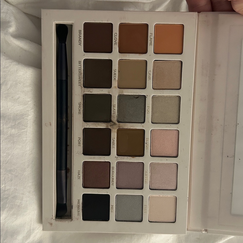 BEAUTYCOUNTER Necessary Neutrals eyeshadow palette. Never used